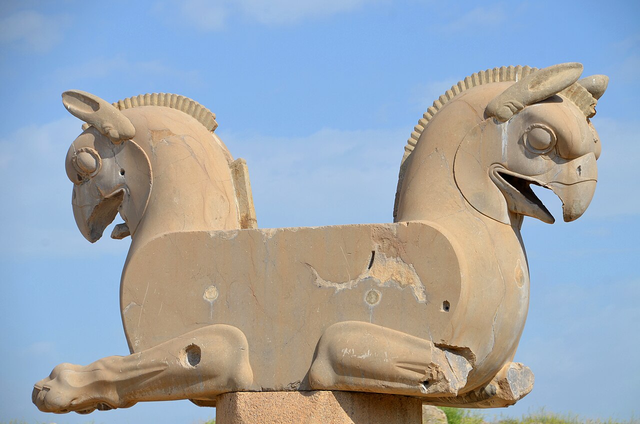 سرستون پرندهنمای هما در تخت جمشید